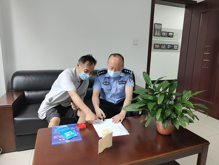这是警察_警察是干什么的_警察是公务员吗