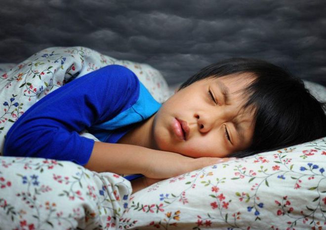 小孩半夜手机玩游戏视频_孩子半夜玩游戏怎样教育_小孩半夜偷玩手机游戏