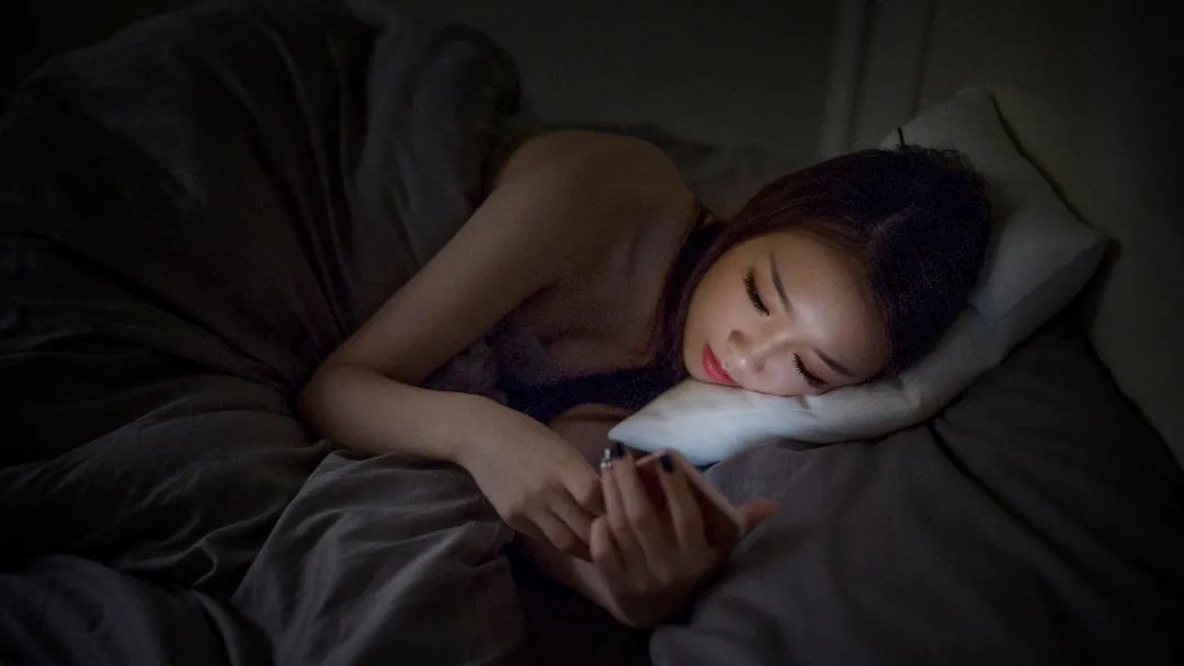 小孩半夜偷玩手机游戏_小孩半夜手机玩游戏视频_孩子半夜玩游戏怎样教育