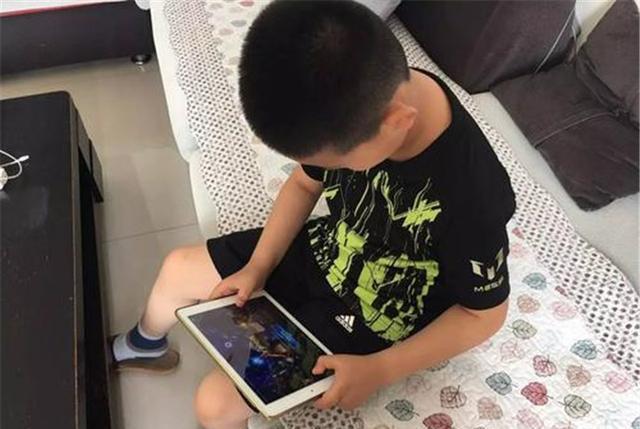 小男孩玩游戏手机坏了_坏男孩玩手机游戏小说阅读_手机头盔玩pc游戏