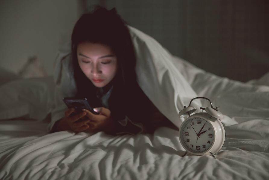 女生玩手机到很晚_女生玩手机都玩什么_晚上玩手机玩游戏好吗女生