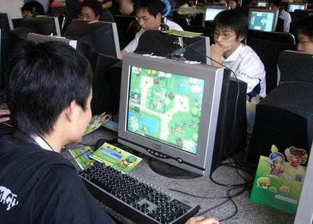 晚上手机玩电脑游戏_晚上玩电脑的危害_晚上玩电脑真实图片