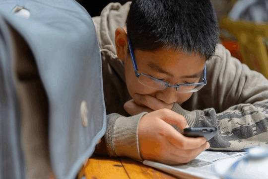 小孩玩游戏手机的图片大全_小孩玩的图画_小孩子玩游戏图片简单图片