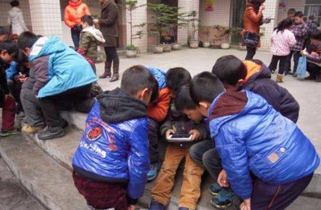 能在家小孩玩手机游戏吗_小孩在家能不能玩手机游戏_孩子能玩手机游戏吗