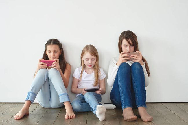 孩子玩手机游戏危害_小朋友晚上玩手机_小孩子晚上玩手机游戏