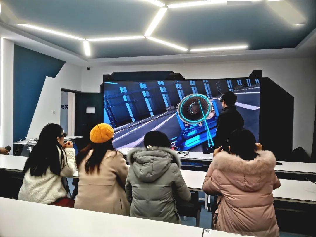 孩子耍手机游戏_小孩玩手机游戏有什么危害_玩手机的小孩玩游戏
