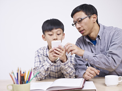 小宝宝想玩爸爸手机游戏_爸爸带宝宝玩游戏说说_宝宝遇上爱玩手机的爸爸