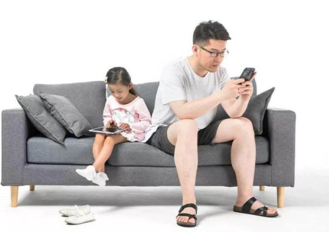 小宝宝想玩爸爸手机游戏_爸爸带宝宝玩游戏说说_宝宝遇上爱玩手机的爸爸