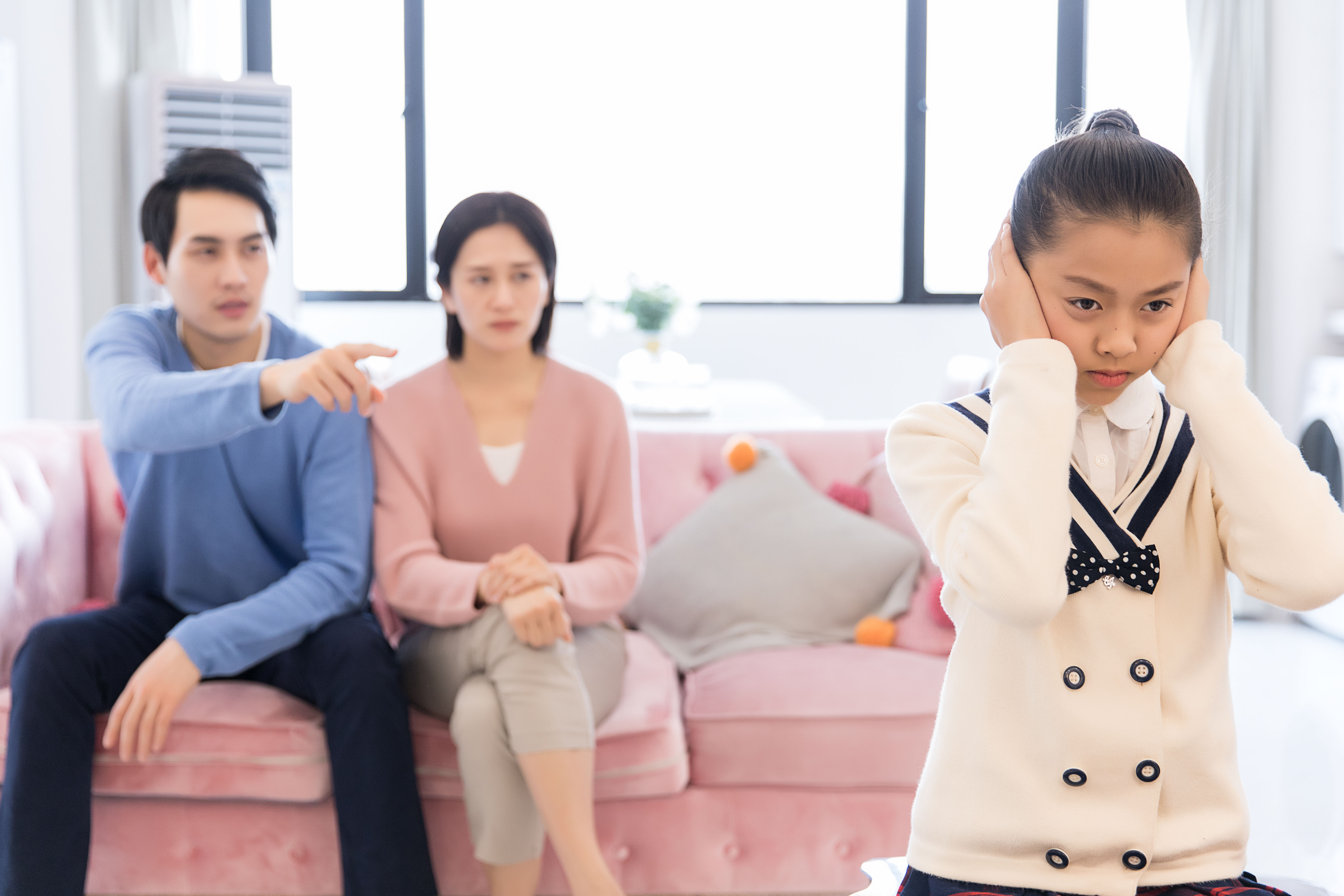 小孩子在家玩手机游戏视频_孩子玩手机的视频素材_小孩玩手机游戏的视频