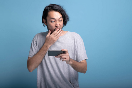 喜欢对着手机玩游戏_喜欢玩手游的人什么心态_玩喜欢手机游戏的女生