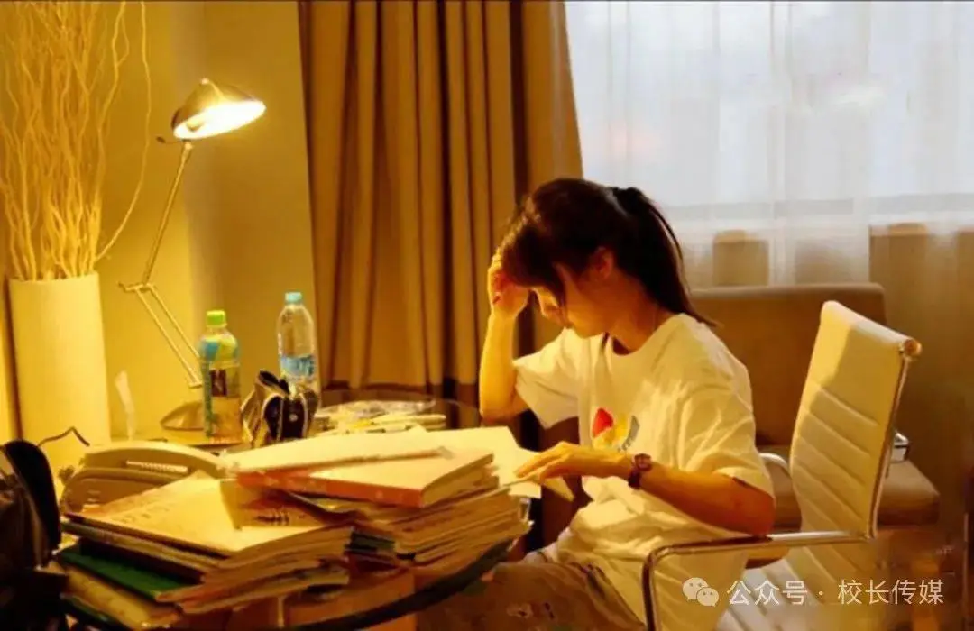 打手机游戏学生使用什么软件_打手机游戏学生使用的软件_一些学生使用手机打游戏