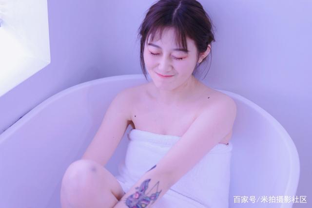 洗澡能玩手机吗_洗澡没拿手机游戏怎么玩_洗澡不能玩手机