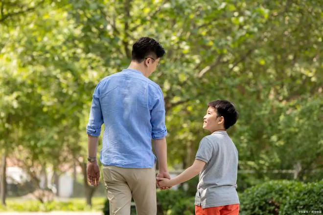 小男孩玩游戏手机坏了视频_男孩在地铁里玩引体向上视频_7k7k小游戏免费玩