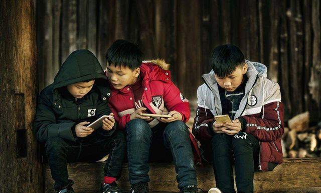 学生玩电脑手机打游戏好吗_电脑玩手机游戏卡吗_玩电脑游戏的手机