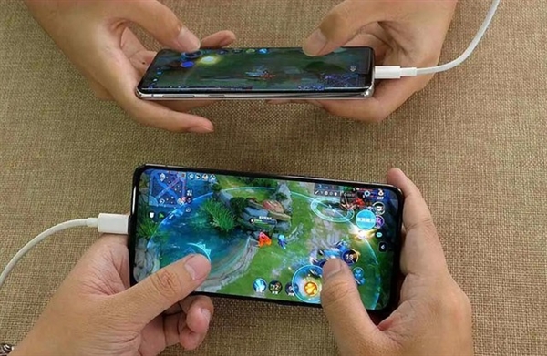 玩游戏时为什么手机要充电_充电玩手机游戏危险吗_手机充电玩游戏还扣电