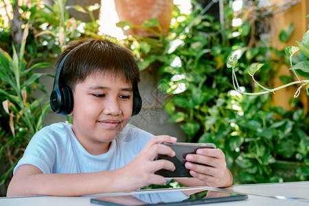 小孩适合玩手机游戏吗_小孩适合玩手机游戏嘛_小孩适合玩手机游戏