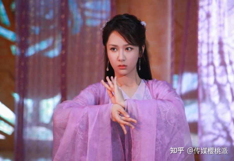 雪花白色的小精灵_白色精灵小雪_冰雪小精灵