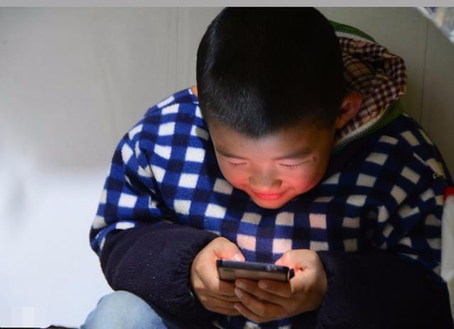 孩子玩手机上瘾的后果_五岁孩子玩手机游戏上瘾_小孩子玩手机上瘾