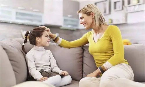 小孩玩手机的短视频_小孩玩手机视频小游戏_小孩子玩游戏视频