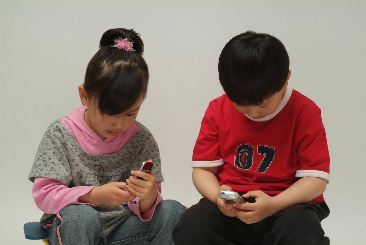 玩孙子手机游戏的说说_玩孙子手机游戏视频_孙子玩手机游戏