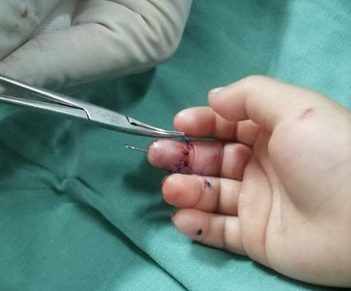 小孩玩游戏手机被摔了_孩子打游戏家长摔了手机_摔小孩玩手机游戏叫什么