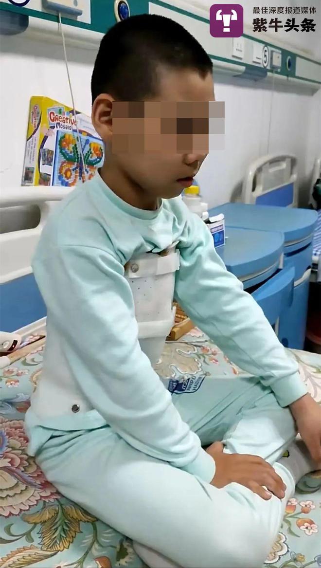 小孩玩游戏手机被摔了_摔小孩玩手机游戏叫什么_孩子打游戏家长摔了手机