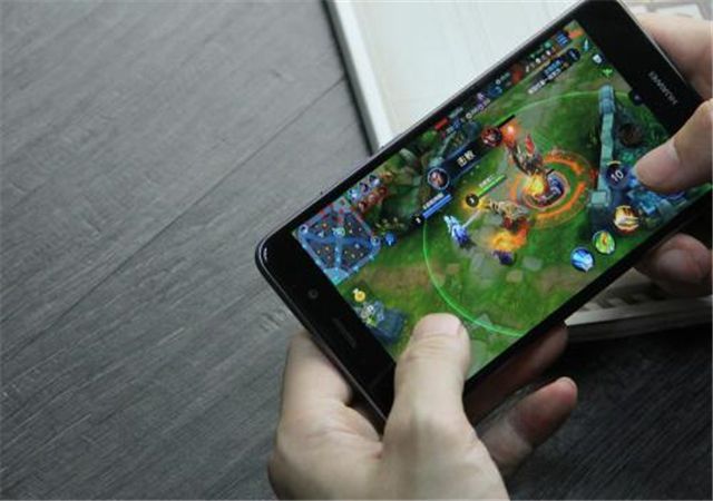 手机温度高玩游戏会卡吗_玩游戏手机温度越来越高_温度玩手机高游戏会爆炸吗