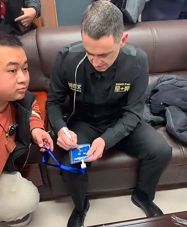 在游戏里玩手机_吸氧时可不可以玩手机游戏_玩手机游戏对手机有害吗