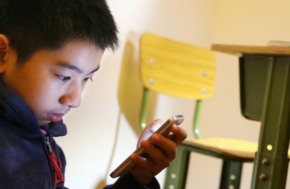 小孩犯法家长玩手机游戏怎么办_孩子玩手机犯法吗_小孩玩手机游戏家长犯法吗