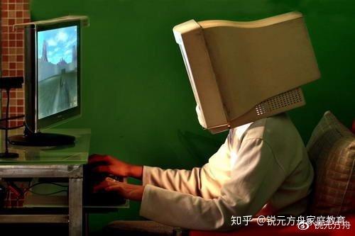 小孩玩手机熬夜的危害_小孩熬夜玩手机游戏好吗_熬夜小孩玩手机好游戏吗