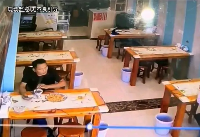 小伙玩手机身亡_小伙子玩大型手机游戏视频_玩手机游戏的视频