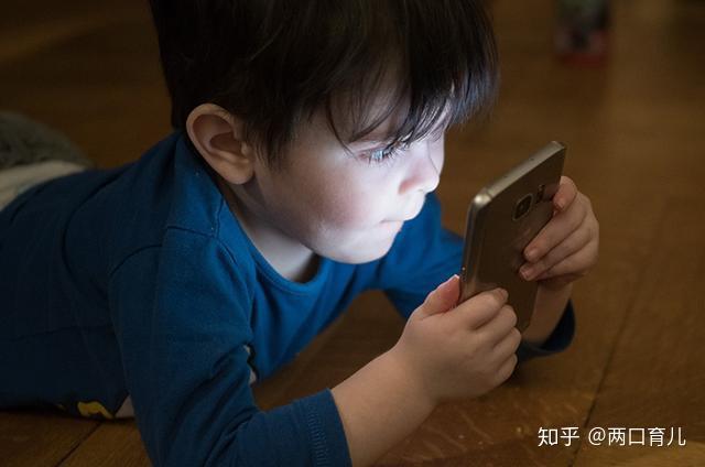 孩子用手机玩游戏的危害_小孩玩手机游戏有好处吗_小孩用手机玩游戏有害吗
