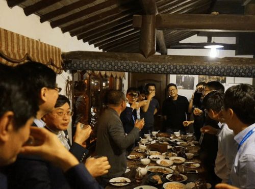 韩国饭局游戏,传统民俗文化的餐桌演绎(图2) 韩国饭局游戏,传统民俗文化的餐桌演绎(图2)