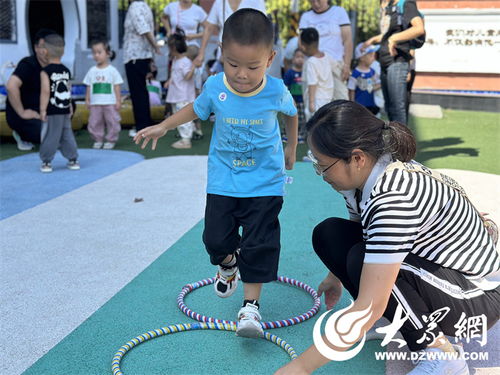 小班扣子游戏,小班幼儿生活自理能力培养之旅(图3) 小班扣子游戏,小班幼儿生活自理能力培养之旅(图3)