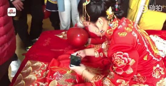 新娘推门游戏,趣味满满见证爱情(图3) 新娘推门游戏,趣味满满见证爱情(图3)