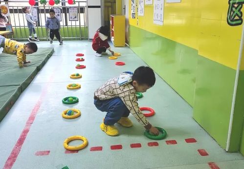 宝宝平衡游戏,培养协调性与自信(图3) 宝宝平衡游戏,培养协调性与自信(图3)