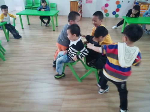 中班平衡体育游戏,中班幼儿平衡能力培养的趣味游戏探索(图3) 中班平衡体育游戏,中班幼儿平衡能力培养的趣味游戏探索(图3)