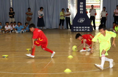 小学体育足球游戏,激发小学生运动热情与团队精神”(图1)