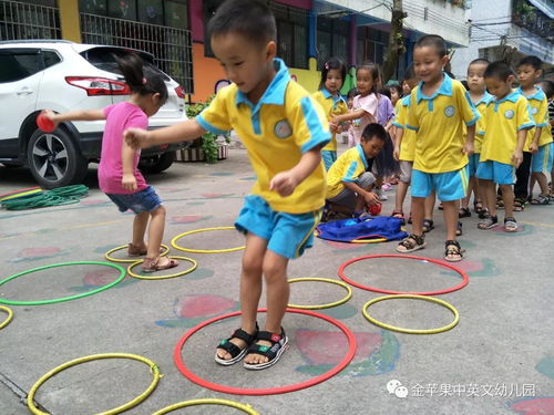 小班呼啦圈游戏,趣味锻炼与团队协作的乐园(图1) 小班呼啦圈游戏,趣味锻炼与团队协作的乐园(图1)