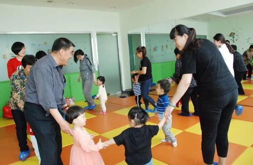 6个月亲子游戏,开启宝宝感官与动作发展之旅(图3) 6个月亲子游戏,开启宝宝感官与动作发展之旅(图3)
