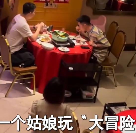 饭桌上玩的游戏,趣味游戏打造难忘聚餐体验(图1) 饭桌上玩的游戏,趣味游戏打造难忘聚餐体验(图1)