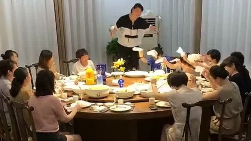 饭桌上玩的游戏,趣味游戏打造难忘聚餐体验(图2) 饭桌上玩的游戏,趣味游戏打造难忘聚餐体验(图2)