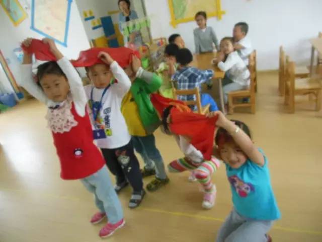 孩子们做游戏扩句,孩子们游戏时光的美好回忆与成长启示”(图3) 孩子们做游戏扩句,孩子们游戏时光的美好回忆与成长启示”(图3)