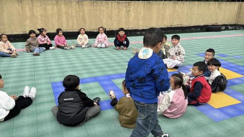 中班游戏丢手绢,中班幼儿丢手绢游戏体验(图3) 中班游戏丢手绢,中班幼儿丢手绢游戏体验(图3)