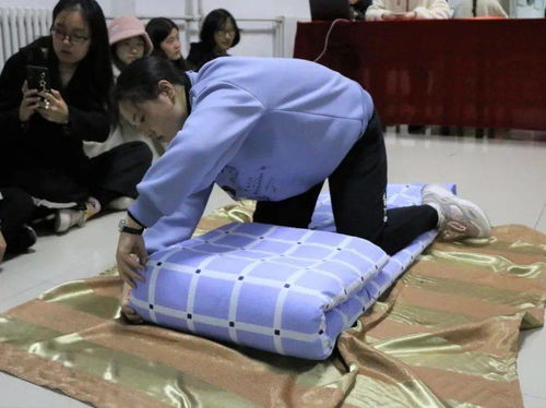 叠被子游戏,幼儿自理能力培养之旅”(图1) 叠被子游戏,幼儿自理能力培养之旅”(图1)