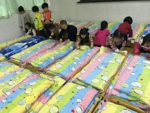 叠被子游戏,幼儿自理能力培养之旅”(图2) 叠被子游戏,幼儿自理能力培养之旅”(图2)