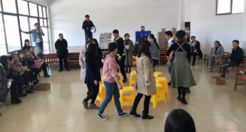 坐板凳游戏,坐板凳游戏的趣味与挑战”(图3)