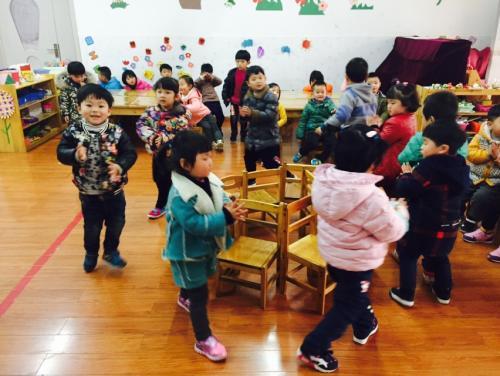 中班游戏抢椅子,锻炼身心(图3) 中班游戏抢椅子,锻炼身心(图3)
