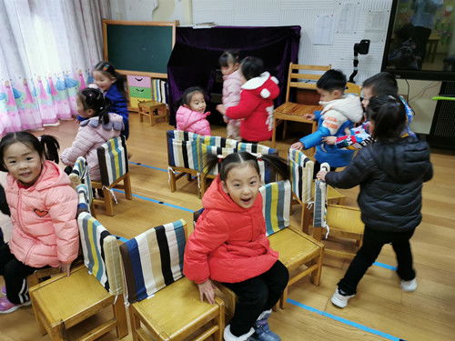 幼儿园板凳游戏,培养团队协作与运动协调的乐趣之旅(图1) 幼儿园板凳游戏,培养团队协作与运动协调的乐趣之旅(图1)
