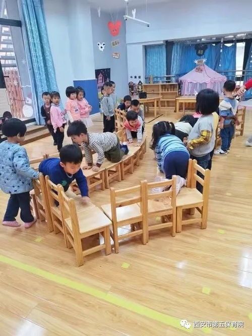 幼儿园板凳游戏,培养团队协作与运动协调的乐趣之旅(图2) 幼儿园板凳游戏,培养团队协作与运动协调的乐趣之旅(图2)